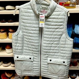 New NWT Women’s Vineyard Vines gray puffer pocket vest medium M.  Lovely vest.